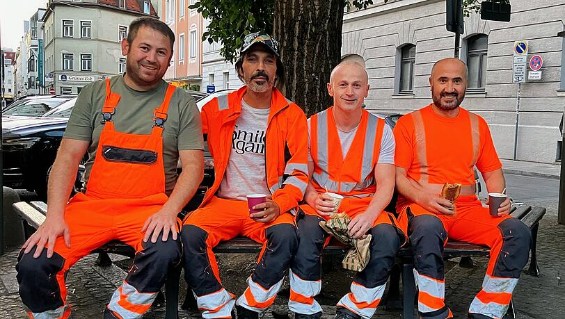 Kurze Kaffeepause: Ibrahim (v.l.), Beyhani, Ali Demir und Mustafa. Kurze Kaffeepause: Ibrahim (v.l.), Beyhani, Ali Demir und Mustafa.