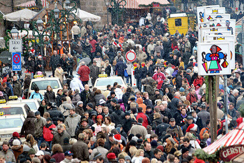 Süßer die Kassen nie klingeln: Zehntausende drängelten am Wochenende über den Christkindlesmarkt, der Umsatz der Händler schnellte in die Höhe.