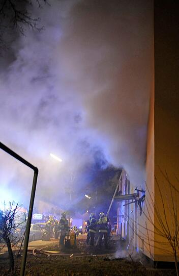 Eine Frau ist am frühen Mittwochmorgen bei einem Wohnungsbrand in München ums Leben gekommen. Polizei und Feuerwehr ermitteln derzeit die Brandursache.