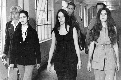 Zwei frühere Anhängerinnen von Manson befinden sich ebenfalls noch in Haft. Im Januar 2011 war das 13. Gnadengesuch der wegen Mordes verurteilten Patricia Krenwinkel (r.) abgelehnt worden. Im Jahr zuvor war Leslie Van Houten (l.) mit ihrem Gesuch gescheitert. Sharon Tates Mörderin Susan Atkins (m.) starb im September 2009 nach 38 Jahren hinter Gittern an Krebs.