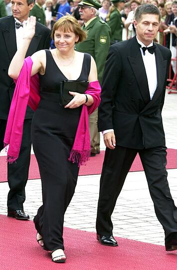 2000: Ein Jahr später erschien Merkel in Bayreuth gemeinsam mit Gatte Joachim Sauer in dezentem Schwarz.