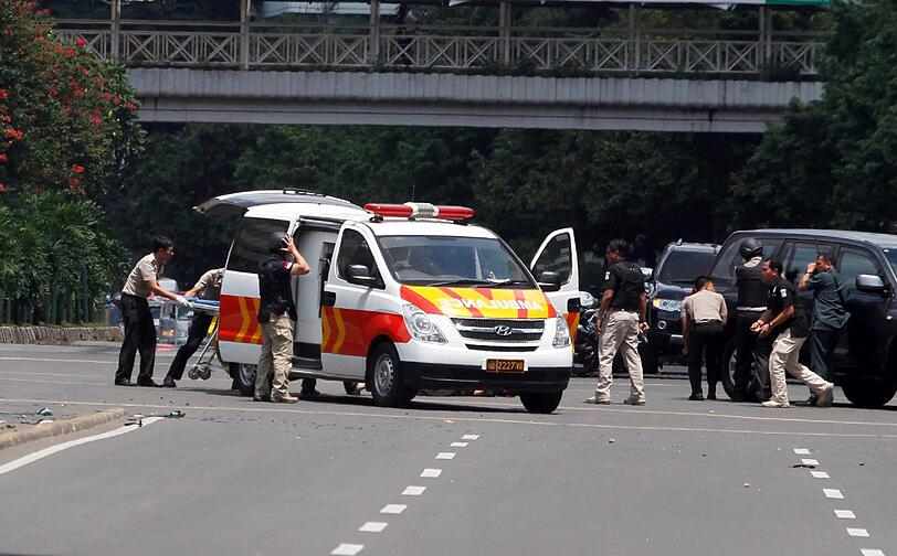Terroranschlag in Indonesien: Bei einem Bombenanschlag und einer Schießerei in Jakarta sind mindestens sieben Menschen getötet worden.