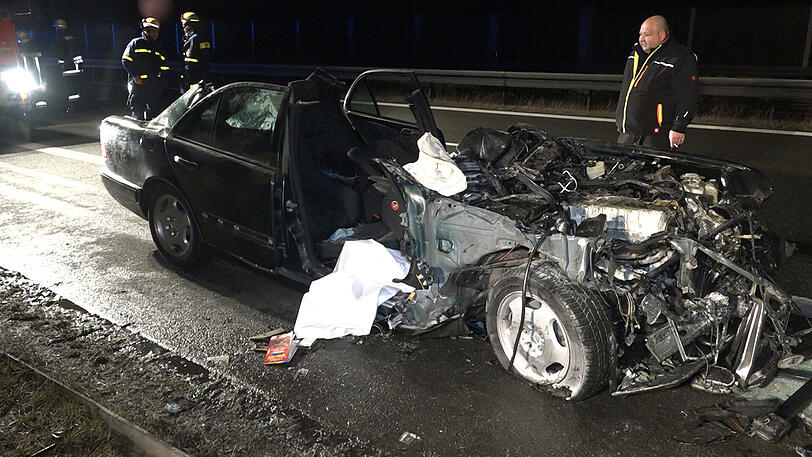 Das Ehepaar im Auto kam mit schwersten Verletzungen ins Krankenhaus. Der Lkw-Fahrer wurde zum Helden, weil er nach dem Unfall sofort das brennende Auto löschte. Die Bilder von der Unfallstelle.