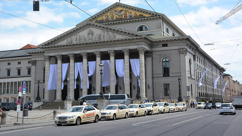 Ein bekannter Taxistand in München ist direkt vor der Oper.