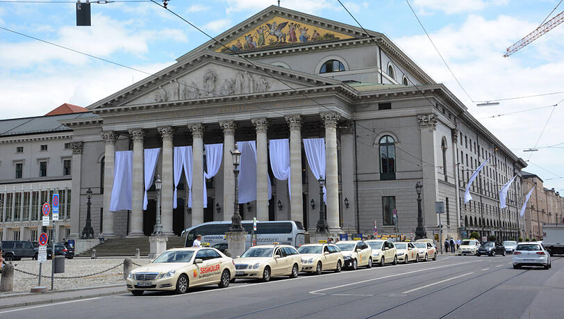 Ein bekannter Taxistand in München ist direkt vor der Oper. Ein bekannter Taxistand in München ist direkt vor der Oper.