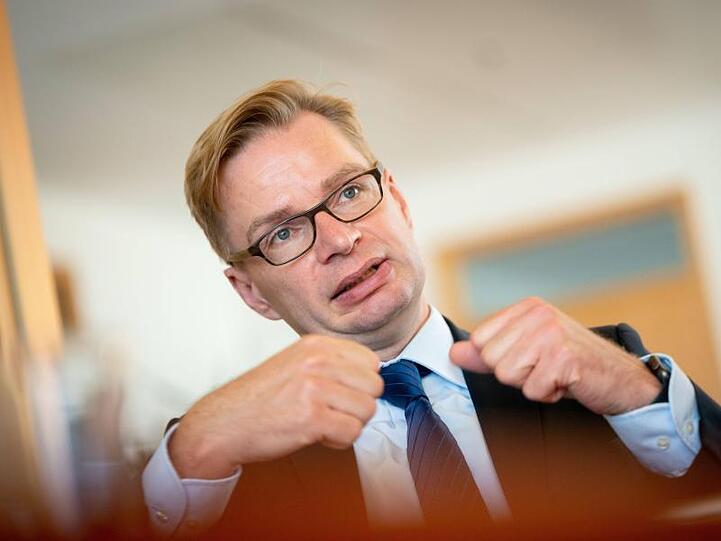 Reiner Holznagel spricht in einem Interview mit einer Journalistin der Deutschen Presse-Agentur.