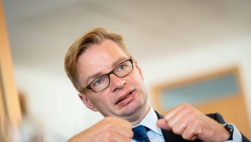 Reiner Holznagel spricht in einem Interview mit einer Journalistin der Deutschen Presse-Agentur.