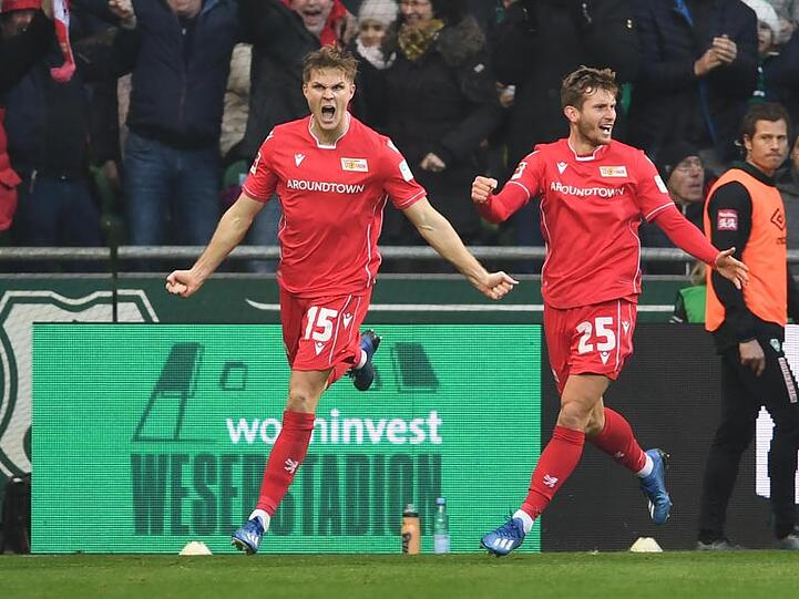 Union-Torschütze Marius Bülter (l) feierte mit den Berlinern einen Auswärtssieg in Bremen.
