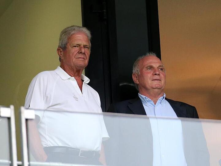 Der Hoffenheimer Mäzen Dietmar Hopp (l) und Bayern Präsident Uli Hoeneß stehen auf der Tribüne. Foto: Hasan Bratic/dpa/Archivbild