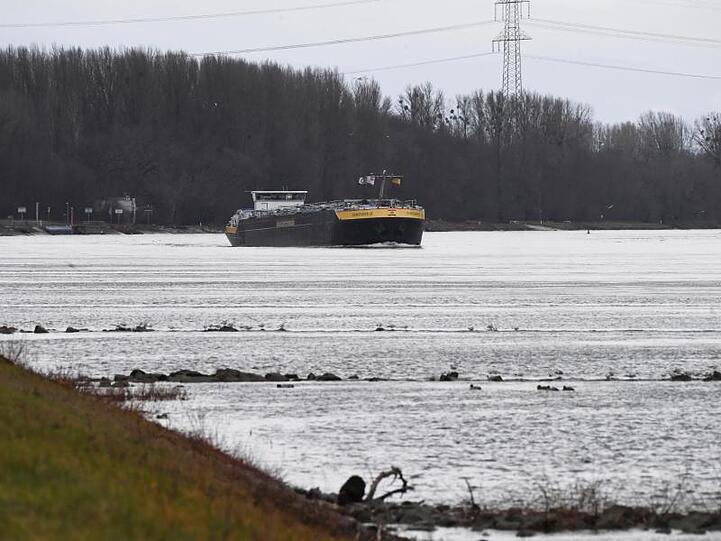 Der Rhein bei Karlsruhe: Nach Monaten mit zum Teil sehr niedrigen Wasserständen könnte an den Weihnachtsfeiertagen eine erste kleine Hochwasserwelle den Rhein hinabrollen.