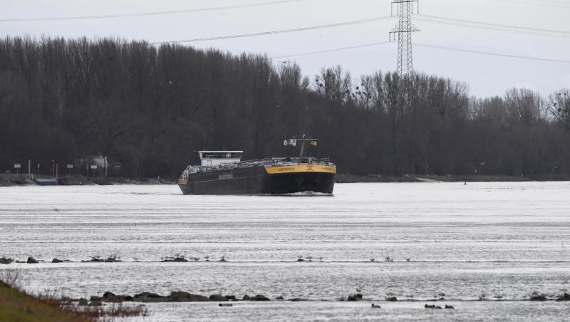 Der Rhein bei Karlsruhe: Nach Monaten mit zum Teil sehr niedrigen Wasserständen könnte an den Weihnachtsfeiertagen eine erste kleine Hochwasserwelle den Rhein hinabrollen. Der Rhein bei Karlsruhe: Nach Monaten mit zum Teil sehr niedrigen Wasserständen könnte an den Weihnachtsfeiertagen eine erste kleine Hochwasserwelle den Rhein hinabrollen.