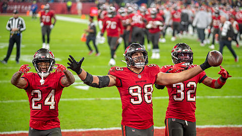 Party auf dem Feld: Die Tampa Bay Buccaneers um Davis III, Nelson und Edwards (v.l.) feiern den Sieg über Seattle.