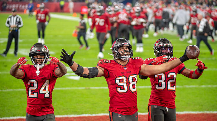 Party auf dem Feld: Die Tampa Bay Buccaneers um Davis III, Nelson und Edwards (v.l.) feiern den Sieg über Seattle.