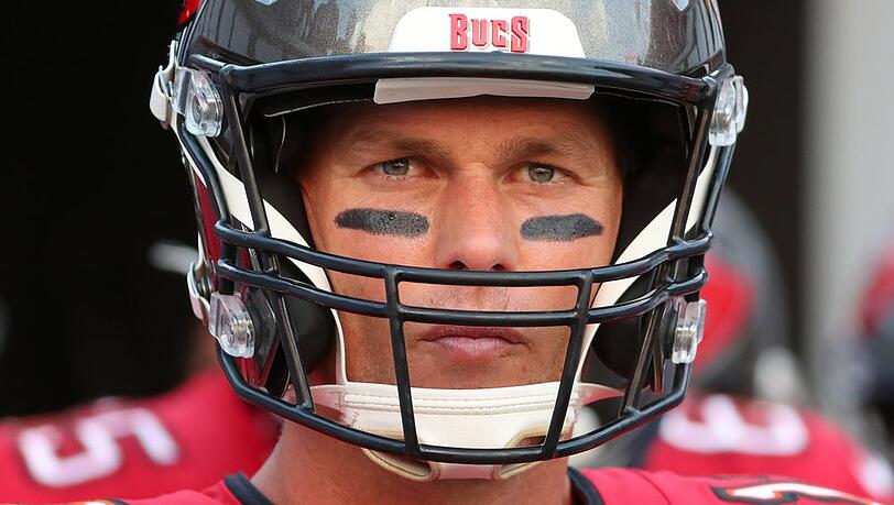 Tom Brady zeigt sich nicht nur ohne Footballhelm bei Twitter.