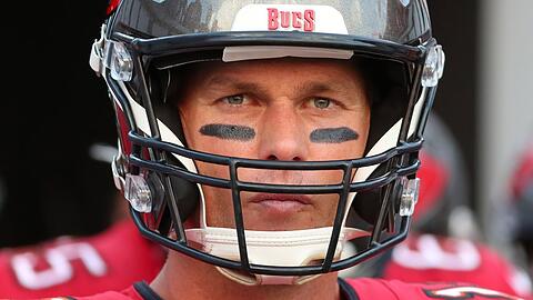 Tom Brady zeigt sich nicht nur ohne Footballhelm bei Twitter.
