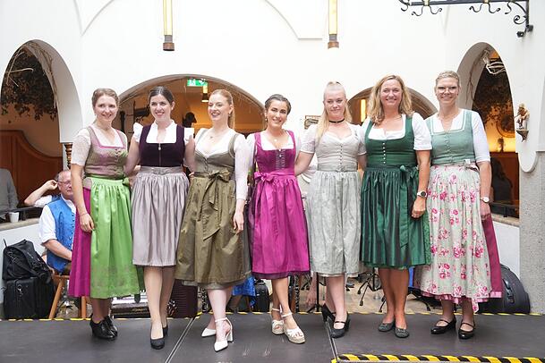 Maria Maier (v.l.), Lena Nagler, Melina Hinterland, Daniela Schmid, Melina Hofmeister, Rosi Schuhegger und Katharina Mayer. Maria Maier (v.l.), Lena Nagler, Melina Hinterland, Daniela Schmid, Melina Hofmeister, Rosi Schuhegger und Katharina Mayer.