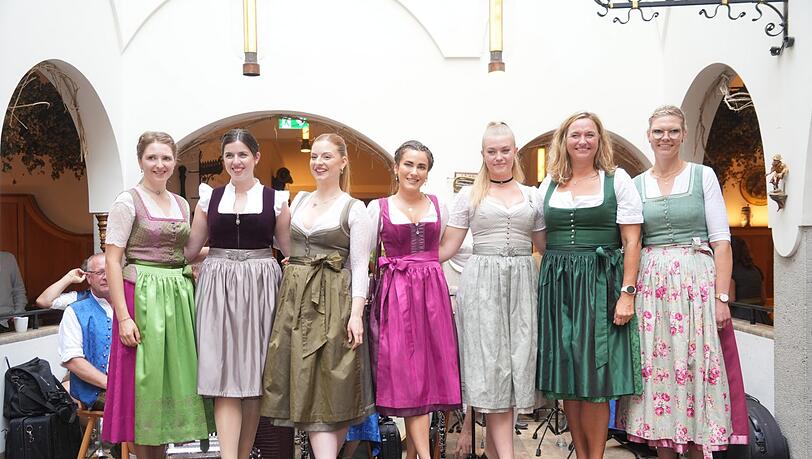 Maria Maier (v.l.), Lena Nagler, Melina Hinterland, Daniela Schmid, Melina Hofmeister, Rosi Schuhegger und Katharina Mayer. Maria Maier (v.l.), Lena Nagler, Melina Hinterland, Daniela Schmid, Melina Hofmeister, Rosi Schuhegger und Katharina Mayer.