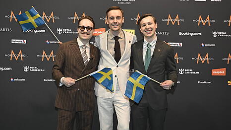 Das Musik-Trio KAJ geht für Schweden beim ESC ins Rennen. Wegen ihres Songs "Bara bada bastu" steht die Band nun in der Kritik.