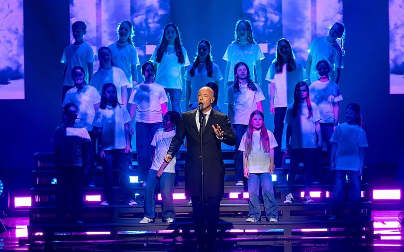 Der Graf singt mit dem Kinder- und Jugendchor "Lucky Kids". Der Graf singt mit dem Kinder- und Jugendchor "Lucky Kids".