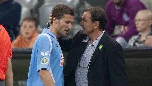 "Er wackelt": Sagt Ewald Lienen (rechts) über Stürmer Benny Lauth. "Er wackelt": Sagt Ewald Lienen (rechts) über Stürmer Benny Lauth.