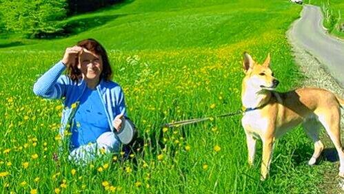 Ein Bild aus glücklichen Tagen: Isolde Zwosta mit ihrer sieben Jahre alten Hündin Laila. Ein Bild aus glücklichen Tagen: Isolde Zwosta mit ihrer sieben Jahre alten Hündin Laila.