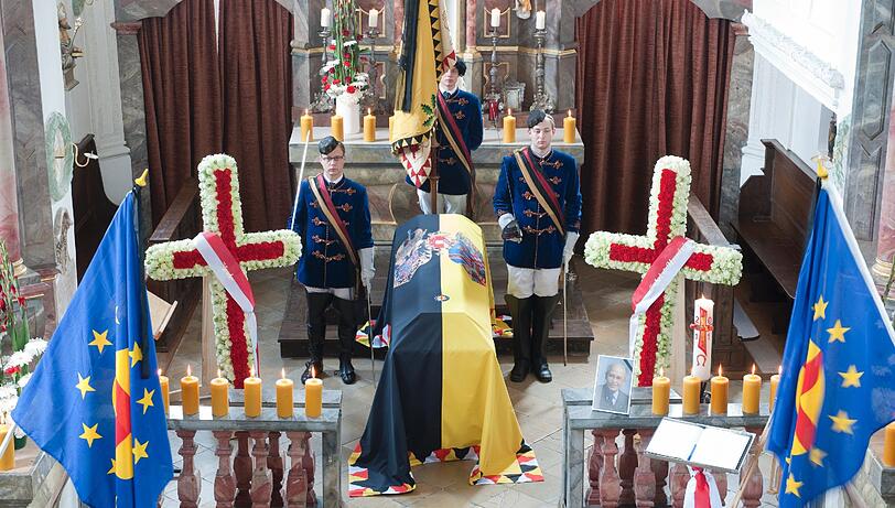 Der mit der Familienfahne bedeckte Sarg von Otto von Habsburg steht mit einem Ehrenspalier der Schützenkompanie Zirl aus Österreich, in der Sankt-Ulrichs-Kirche in Pöcking am Starnberger See, aufgebahrt am Altar.