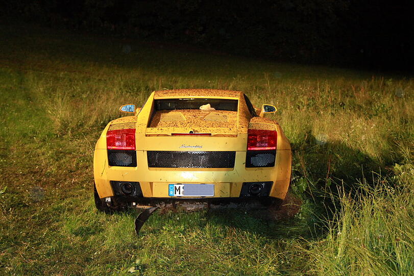 Auf regennasser Fahrbahn ist am Dienstagabend ein Münchner mit seinem Lamborghini von der Straße abgekommen und schwer verunglückt. Die Ursache war vermutlich überhöhte Geschwindigkeit. Der Fahrer musste schwer verletzt ins Krankenhaus eingeliefert werden. Die  Bilder von der Unfallstelle.