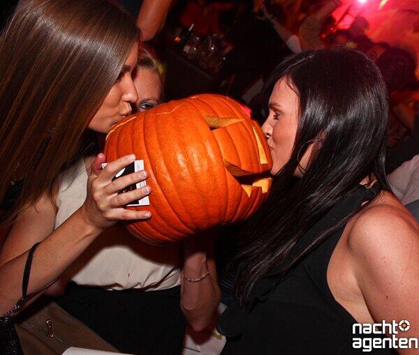 Rococo Halloween Clubbing im 8 Seasons. Mehr Bilder unter: www.nachtagenten.de.