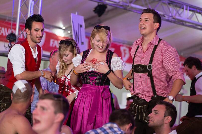 Dirndl und Lederhosen am kroatischen Strand: Bilder von der wilden Springbreak Wiesn-Party zum Durchklicken!