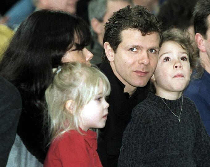 Andreas MöllerDer frühere Fußball-Nationalspieler musste 1996 1,1
Millionen Mark an Steuern nachzahlen. Möller ging davon aus, dass sein Verein
Eintracht Frankfurt eine Einmalzahlung an ihn versteuert hätte. Sein
ehemaliger Frankfurter Teamkollege Anthony Yeboah wurde zu einer Strafe von
360.000 Mark und einer Nachzahlung von 1,3 Millionen Mark verurteilt.