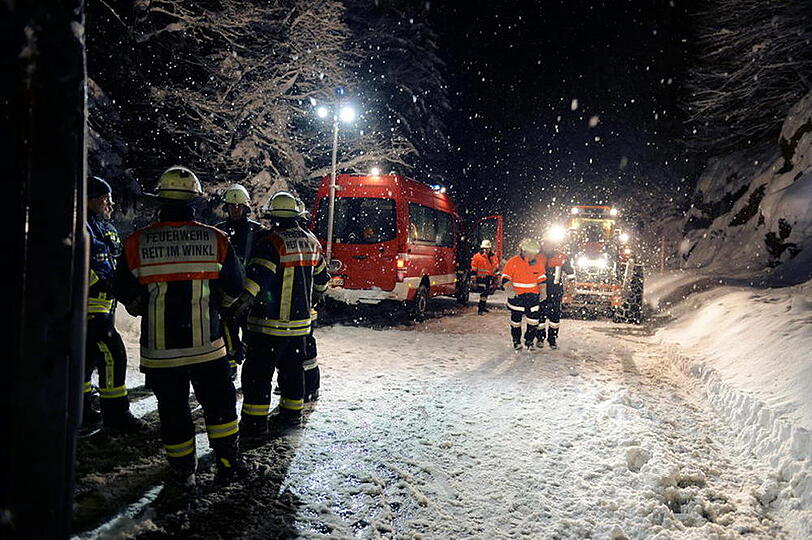 Ein LKW kommt auf schneeglatter Fahrbahn ins Rutschen und kippt um