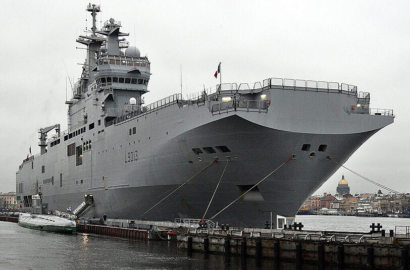 Französischer Hubschrauberträger der Mistral-Klasse in St. Petersburg. Nach der russischen Einverleibung der ukrainischen Halbinsel Krim 2014 legte Frankreich den Export auf Eis.