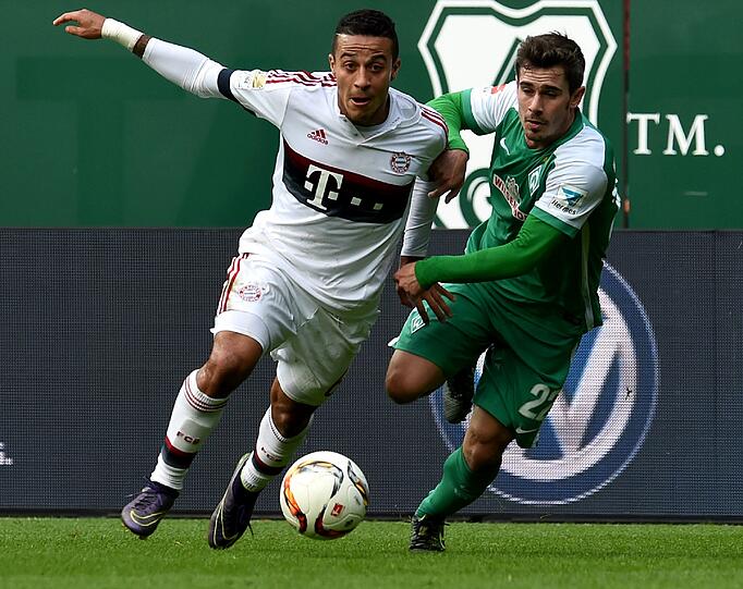 THIAGO NOTE 2: Offensiver als sonst, weil Costa draußen blieb. Aber natürlich kein Außenlinien-Artist, das ist nicht so sein Ding. Top-Vorbereitung mit wunderbarem Auge auf Müller vor dem 1:0. Sehr spielfreudig, Hakentricks inklusive.