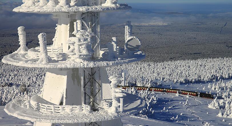 Die Schmalspurbahn fähr in der verschneiten Winterlandschaft am Brocken.