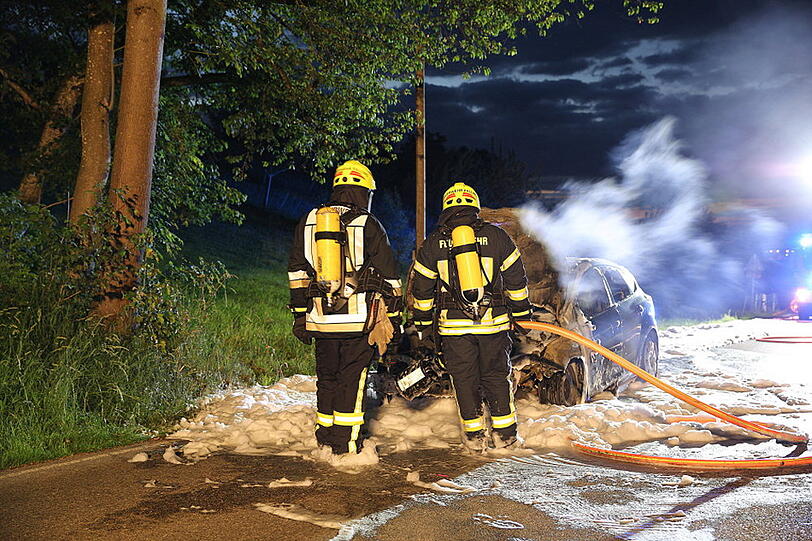 Der Fahrer konnte sich gerade noch in Sicherheit bringen, das Auto war jedoch nicht mehr zu retten.