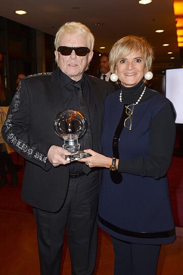 Gloria von Thurn und Taxis überreicht Heino den Preis für das Lebenswerk