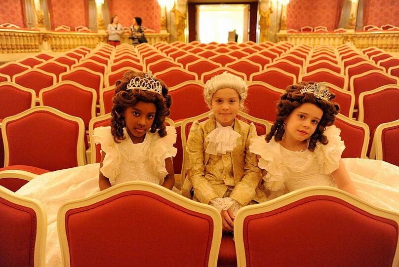 Lilalu-Künstler als Sissi und Amadeus (v. l.): Felina, Dominic und Oreba im Zuschauerraum des Cuvilliés-Theaters.