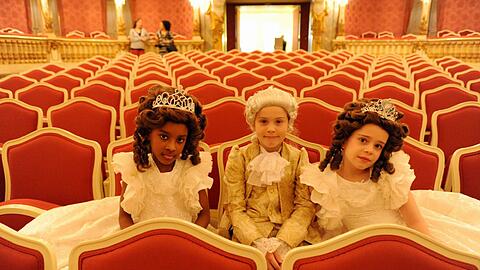 Lilalu-Künstler als Sissi und Amadeus (v. l.): Felina, Dominic und Oreba im Zuschauerraum des Cuvilliés-Theaters.