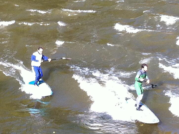 Ritt auf der Welle: die Isar-Surfer vom Sonntag.
