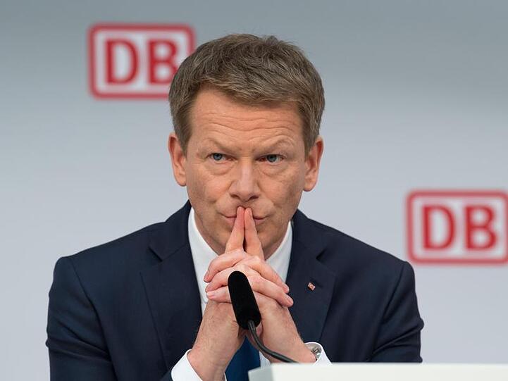 Nach früheren Aussagen von Bahnchef Lutz will der bundeseigene Konzern aus eigenen Mitteln in den kommenden fünf Jahren fünf Milliarden Euro zusätzlich in Züge und Schienennetz investieren.