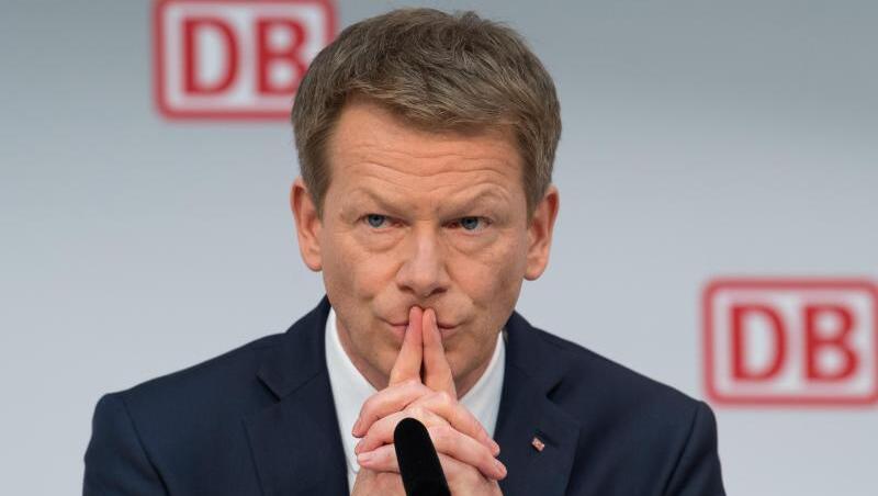 Nach früheren Aussagen von Bahnchef Lutz will der bundeseigene Konzern aus eigenen Mitteln in den kommenden fünf Jahren fünf Milliarden Euro zusätzlich in Züge und Schienennetz investieren. Nach früheren Aussagen von Bahnchef Lutz will der bundeseigene Konzern aus eigenen Mitteln in den kommenden fünf Jahren fünf Milliarden Euro zusätzlich in Züge und Schienennetz investieren.