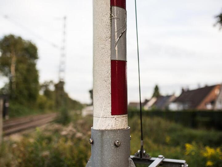 Eine offene Bahnschranke steht an einem Bahnübergang. Foto: Marcel Kusch/Archiv