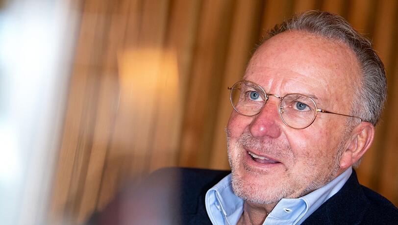 Karl-Heinz Rummenigge spricht während eines Interviews.