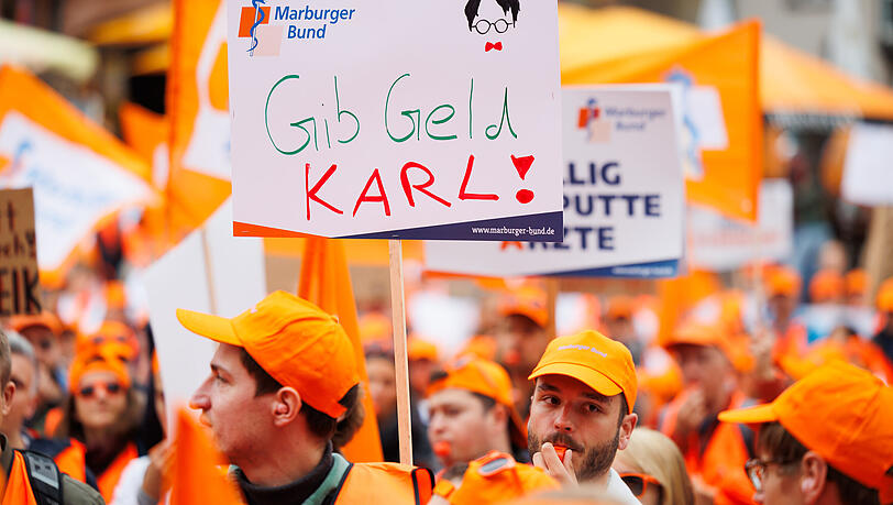 Ärzte demonstrieren auf dem Römerberg in Frankfurt für höhere Gehälter und bessere Arbeitsbedingungen. Auch in München waren Mediziner an kommunalen Krankenhäusern von der Gewerkschaft Marburger Bund zu Warnstreiks aufgerufen worden.