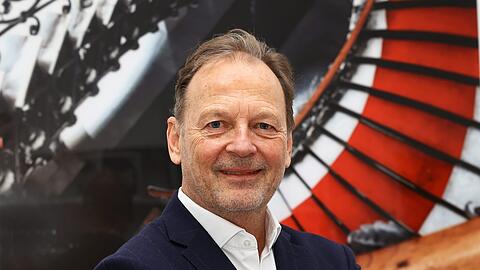 Sven Keussen, Chef von Rohrer Immobilien, vor einem seiner Lieblingsfotos in der Lessingstraße, wo das Immobilienbüro ganz in der Nähe der Wiesn ansässig ist.