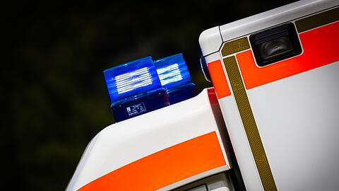 Unter anderem waren zwei Rettungswagen und ein Rettungshubschrauber im Einsatz. (Symbolbild)