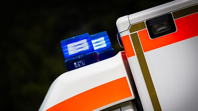 Unter anderem waren zwei Rettungswagen und ein Rettungshubschrauber im Einsatz. (Symbolbild)