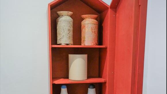 Einen Sarg kann man schon vor dem Ableben verwenden. Als farbenfrohen Schrank, findet die Münchner Bestatterin Lydia Gastroph.