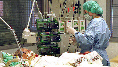 So müssen Patienten behandelt werden, die wegen Schweinegrippe auf die Intensivstation verlegt werden müssen: Viele von ihnen werden künstlich beatmet. So müssen Patienten behandelt werden, die wegen Schweinegrippe auf die Intensivstation verlegt werden müssen: Viele von ihnen werden künstlich beatmet.