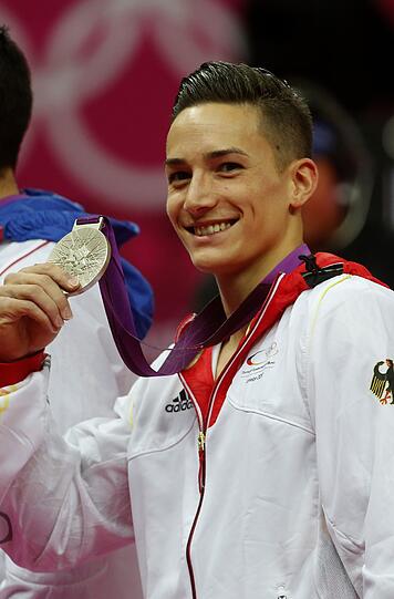 Eine weitere Überraschungs-Medallie holt Marcel Nguyen aus Unterhaching. Mit Silber am Barren erkämpft der Turner die erste deutsche Olympia-Medaille seit 24 Jahren an diesem Gerät.